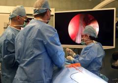 Obr. 2  Silikonová intubace při vrozené neprůchodnosti slzovodu s využitím endoskopů.